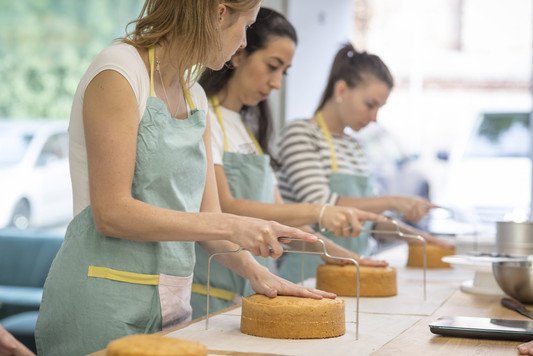 Beginner Baking Classes vs. Advanced Baking Workshops